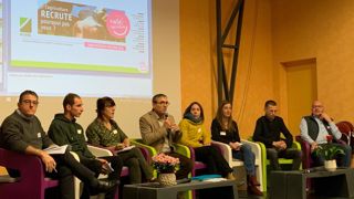 La table-ronde a donné la parole à (de gauche à droite) : Xavier Bordenave, inspecteur exploitations agricoles et ateliers technologiques à la DGER ; Yohann Nichole, étudiant à l’ESA d’Angers ; Marie Isaac, enseignante au Legta de Châteaulin ; Emmanuelle Appere, co-gérante de Roc’h Glas ; Stéphanie Burel, salariée à EARL Saint-Ilan ; Antony Roquinarc’H, responsable de production à Quimper ; et Mikaël Mercier, Pdt de Val’Hor et gérant de la pépinière éponyme. Au centre, Régis Triollet, animateur La table-ronde a donné la parole à (de gauche à droite) : Xavier Bordenave, inspecteur exploitations agricoles et ateliers technologiques à la DGER ; Yohann Nichole, étudiant à l’ESA d’Angers ; Marie Isaac, enseignante au Legta de Châteaulin ; Emmanuelle Appere, co-gérante de Roc’h Glas ; Stéphanie Burel, salariée à EARL Saint-Ilan ; Antony Roquinarc’H, responsable de production à Quimper ; et Mikaël Mercier, Pdt de Val’Hor et gérant de la pépinière éponyme. Au centre, Régis Triollet, animateur